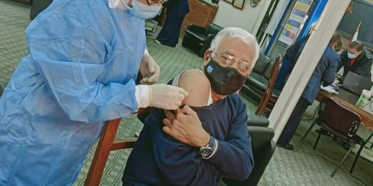 بالصور : بدء تطعيم الأطقم الطبية بمستشفيات جامعة القاهرة