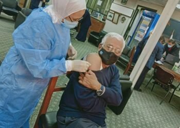 بالصور : بدء تطعيم الأطقم الطبية بمستشفيات جامعة القاهرة