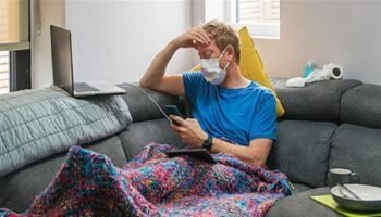 للمعزولين داخل منازلهم .. كيف تُعالج نفسك من “كورونا” أو ترعي مُصاب؟