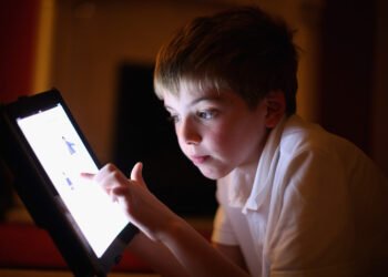 5 مخاطر تصيب الطفل بسبب الألعاب الإليكترونية .. واولياء امور استعانوا بمصحات نفسية لعلاج بعض الحالات