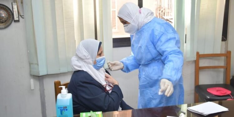 بالصور : بدء تطعيم الأطقم الطبية بمستشفيات جامعة القاهرة