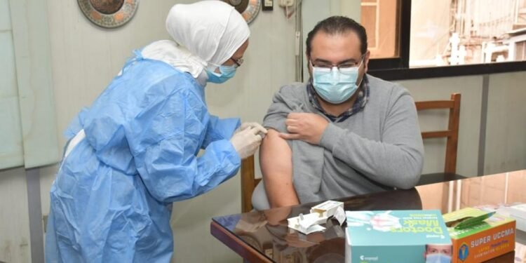 بالصور : بدء تطعيم الأطقم الطبية بمستشفيات جامعة القاهرة