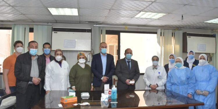 بالصور : بدء تطعيم الأطقم الطبية بمستشفيات جامعة القاهرة