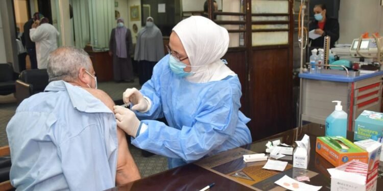 بالصور : بدء تطعيم الأطقم الطبية بمستشفيات جامعة القاهرة