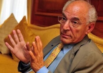 فاروق الباز : الولايات المتحدة غير قادرة علي توزيع لقاح كورونا و”بيل غيتس” يحب التهويل