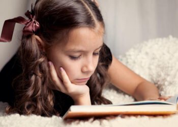 لحمايه عقولهم.. كيف تعود طفلك علي القراءة؟ شاهد الإجابة