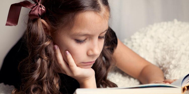 لحمايه عقولهم.. كيف تعود طفلك علي القراءة؟ شاهد الإجابة