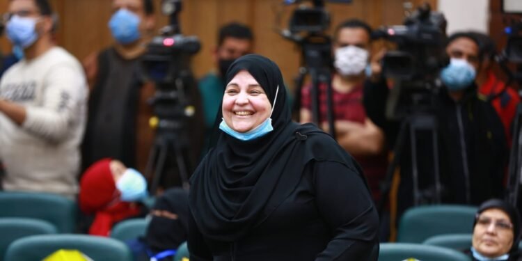 الأم المثالية الأولى على الجمهورية: اشتغلت في المحارة عشان أربي أولادي وإخواتي