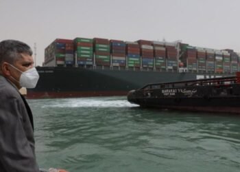 ماذا يعني توقف حركة الملاحة في قناة السويس؟ ومن يتحمل الغرامات؟