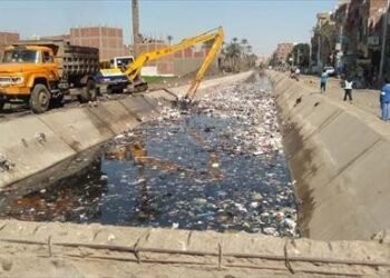 بعد القاء القمامة في ترعة “سقارة” .. غرامة 250 الف جنيه للفاعل