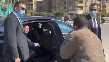 الرئيس الإنسان : السيسي يتوقف بسيارته ويوجه بعلاج بائع فاكهة على نفقة الدولة