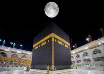 اليوم مكة المكرمة تشهد تعامد القمر فوق الكعبة ورؤيتها بالعين المجردة