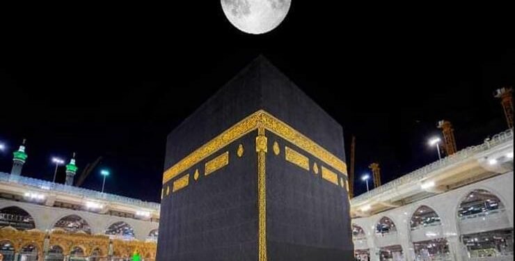 اليوم مكة المكرمة تشهد تعامد القمر فوق الكعبة ورؤيتها بالعين المجردة