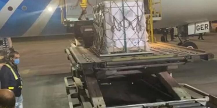 بالصور : مطار القاهرة يستقبل شحنة من لقاح كورونا الصيني