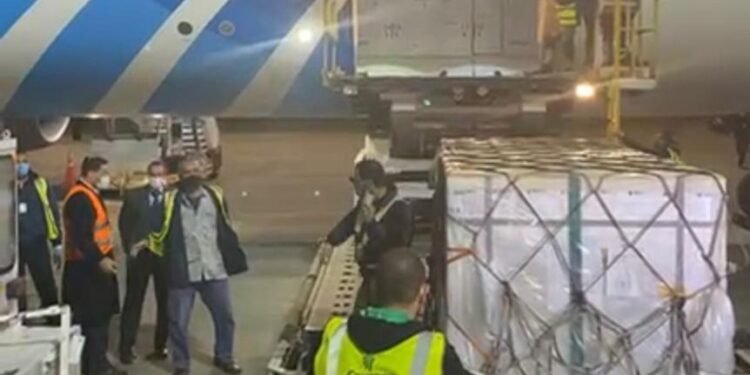 بالصور : مطار القاهرة يستقبل شحنة من لقاح كورونا الصيني