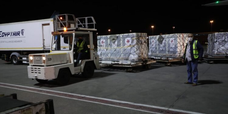 بالصور : مطار القاهرة يستقبل شحنة من لقاح كورونا الصيني