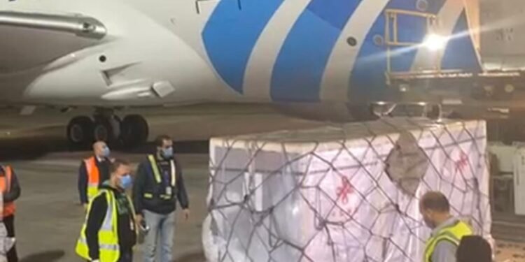 بالصور : مطار القاهرة يستقبل شحنة من لقاح كورونا الصيني