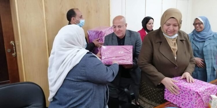 بمناسبة “عيد الام” النائب خالد عيش يحتفل بسيدات النقابة العامة للعاملين بالصناعات الغذائية