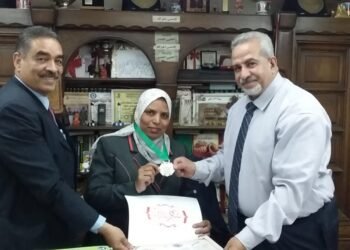 منح الزميلة “نادية محمد” وسام سفراء الانسانية