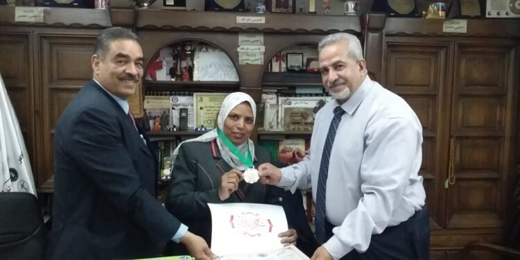 منح الزميلة “نادية محمد” وسام سفراء الانسانية