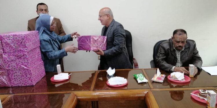 بمناسبة “عيد الام” النائب خالد عيش يحتفل بسيدات النقابة العامة للعاملين بالصناعات الغذائية