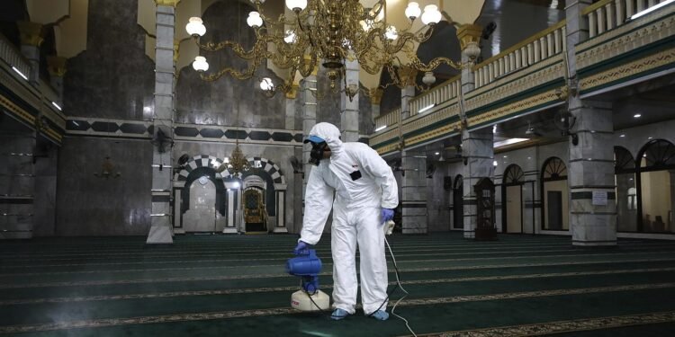 استعدادًا لشهر رمضان تعقيم المساجد الأربعاء المقبل