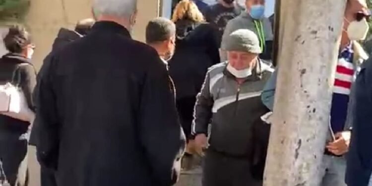 تداول فيديو لـ “كبار سن” يشتكون من الزحام اثناء تلقي التطعيمات