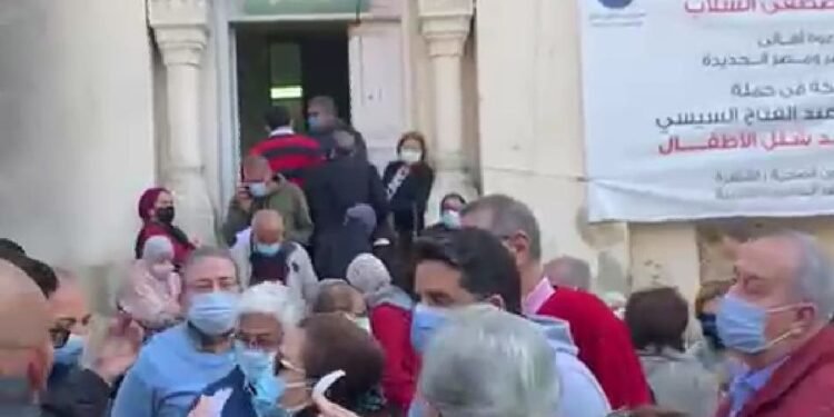 تداول فيديو لـ “كبار سن” يشتكون من الزحام اثناء تلقي التطعيمات