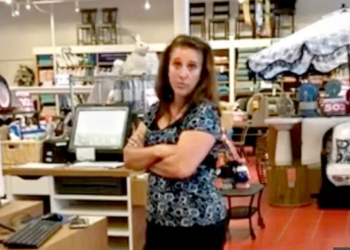 سجن وغرامة لسيدة امريكية عطست عمدًا في وجه اخري