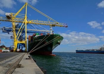 الحكومة تنفى تلوث ميناء الإسكندرية نتيجة تسرب بقع زيتية من السفن الضخمة