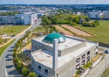 مسجد في باريس يهدي فتاة فرنسية تسيء للإسلام “مصحف”