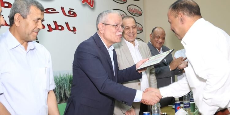 اللواء عصام البديوي يُكرم الاستاذ سيد ابوبكر لإختياره ممثل رؤساء اللجان النقابية المثالي