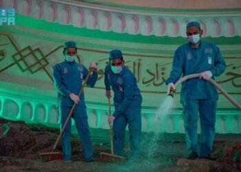 بالصور: غسل وتطهير جبلي الصفا والمروة استعدادًا لاستقبال الحجاج