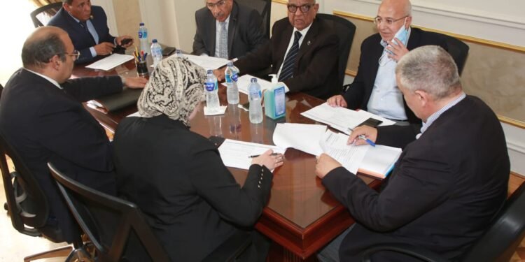 بالصور: اجتماع لجنة الطاقة والقوي العاملة بالشيوخ