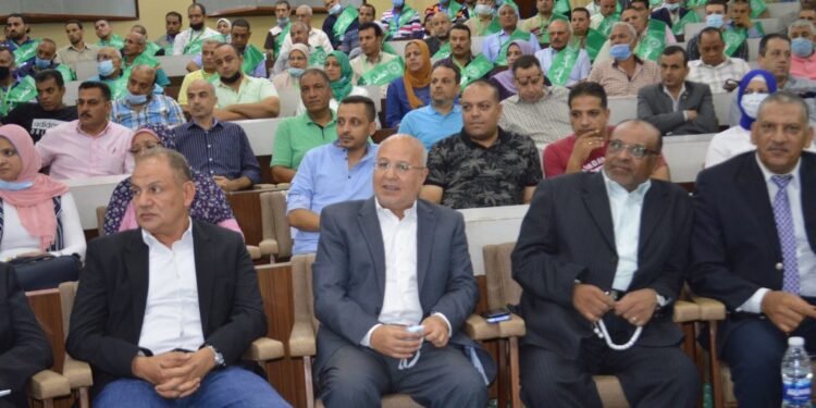 بمشاركة وزير القوي العاملة واعضاء بالشيوخ والنواب تكريم العامل المثالي بالغزل والنسيج