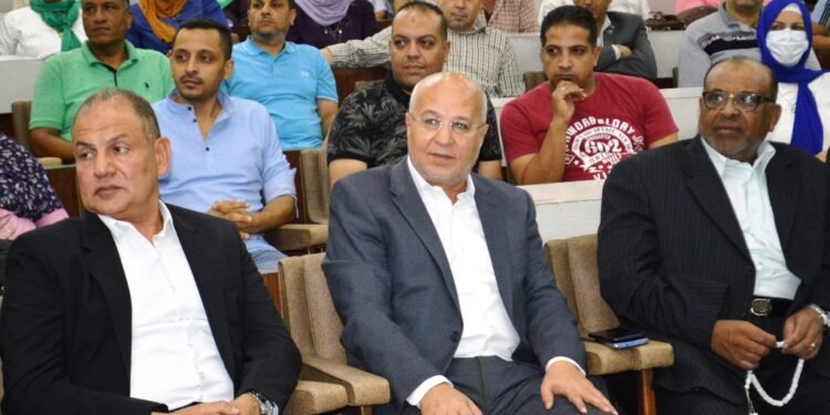 بمشاركة وزير القوي العاملة واعضاء بالشيوخ والنواب تكريم العامل المثالي بالغزل والنسيج