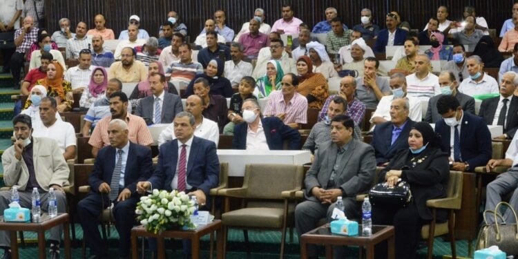 بمشاركة وزير القوي العاملة واعضاء بالشيوخ والنواب تكريم العامل المثالي بالغزل والنسيج