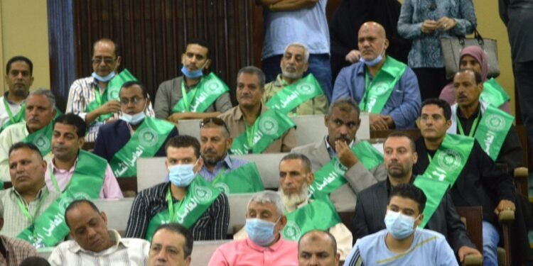 بمشاركة وزير القوي العاملة واعضاء بالشيوخ والنواب تكريم العامل المثالي بالغزل والنسيج