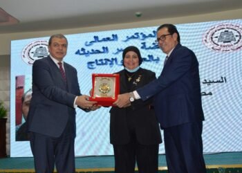 النائبة منيرة الاشقر تتسلم درع التكريم من وزير القوي العاملة نيابة عن المرحومة “حكمت طه”