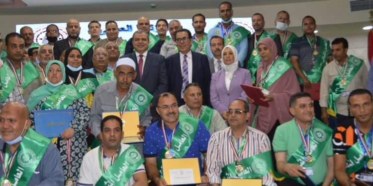 بمشاركة وزير القوي العاملة واعضاء بالشيوخ والنواب تكريم العامل المثالي بالغزل والنسيج