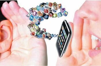 كيف نواجه مخططات تزييف الوعى على السوشيال ميديا؟.. أستاذ علوم سياسية يجيب