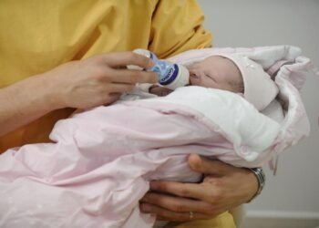 هل ينتقل فيروس كورونا لطفلك أثناء الرضاعة الطبيعية؟.. الصحة تجيب