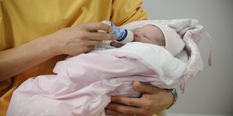 هل ينتقل فيروس كورونا لطفلك أثناء الرضاعة الطبيعية؟.. الصحة تجيب