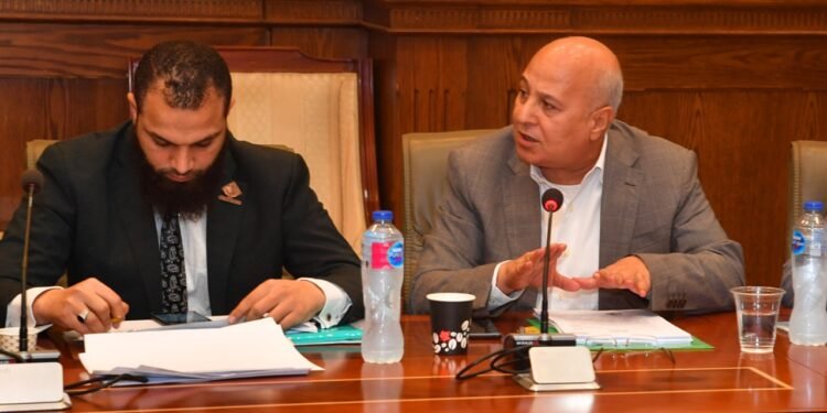 مناقشة قانون العمل الجديد بالشيوخ