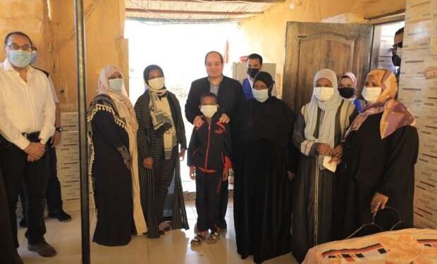 بالصور: السيسي يتفقد المناطق المتضررة من السيول في اسوان