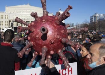 بسبب زيادة حالات الوفاة والاصابات مظاهرات واعمال عنف تجتاح اوروبا