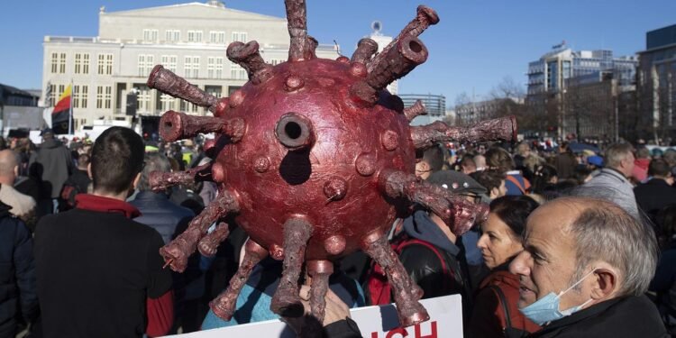 بسبب زيادة حالات الوفاة والاصابات مظاهرات واعمال عنف تجتاح اوروبا