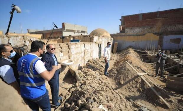 بالصور: السيسي يتفقد المناطق المتضررة من السيول في اسوان