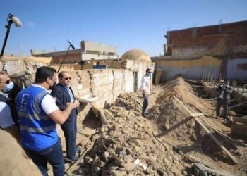 بالصور: السيسي يتفقد المناطق المتضررة من السيول في اسوان