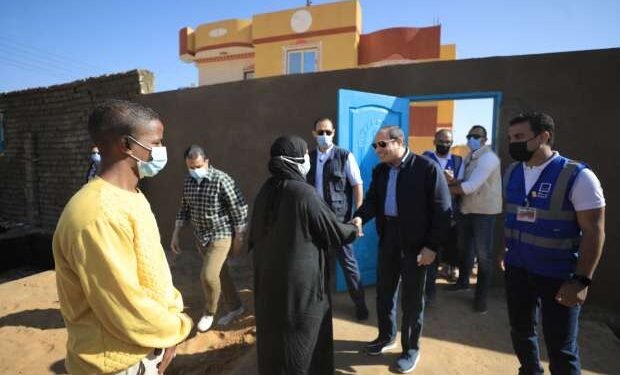 بالصور: السيسي يتفقد المناطق المتضررة من السيول في اسوان